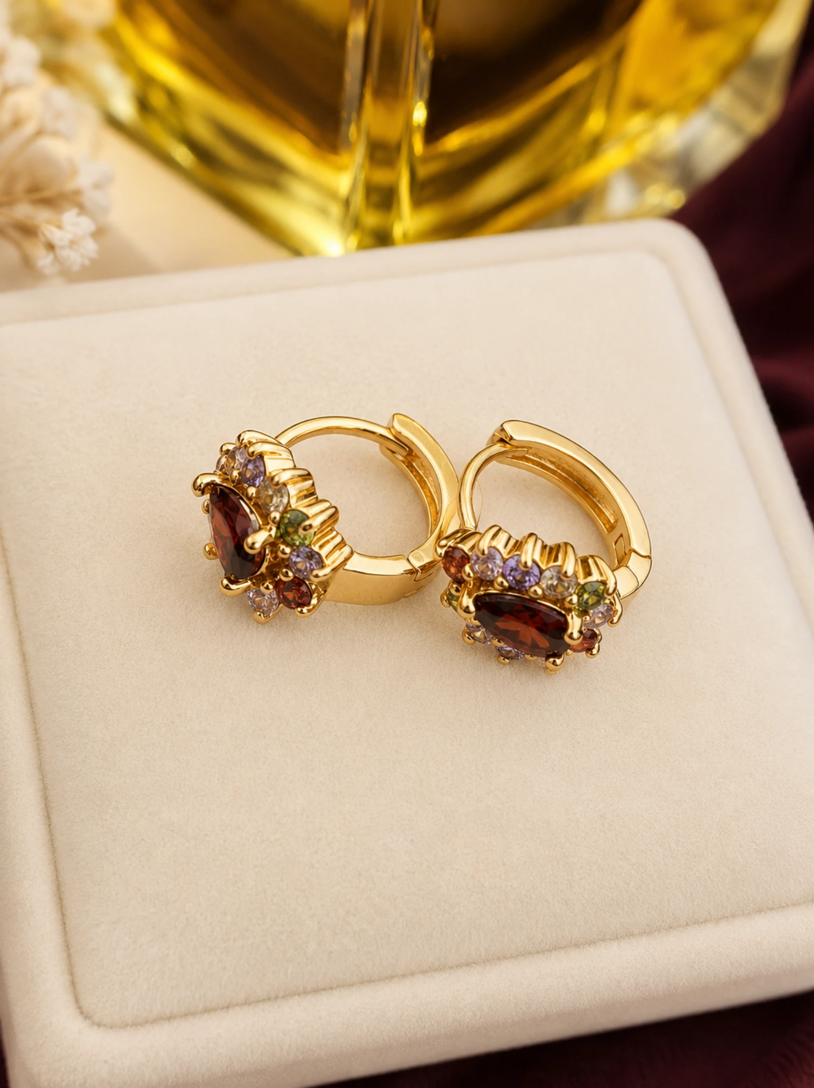 Boucles d'oreilles créoles petites, zircons colorés, couleur or 18 carats – photo 2